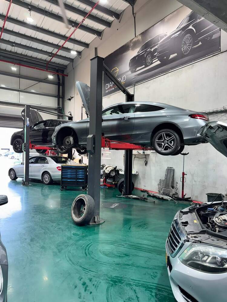 רכב יוקרה במוסך